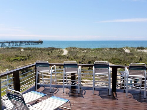 DIRECT OCEANFRONT Duplex mit großem 3-Ebenen-Deck neben dem Oceanana Fishing Pier.
