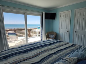 3 bedrooms, desk, iron/ironing board, free WiFi - DIRECT OCEANFRONT Duplex with large decks next to Oceanana Fishing Pier. (Atlantic Beach)
