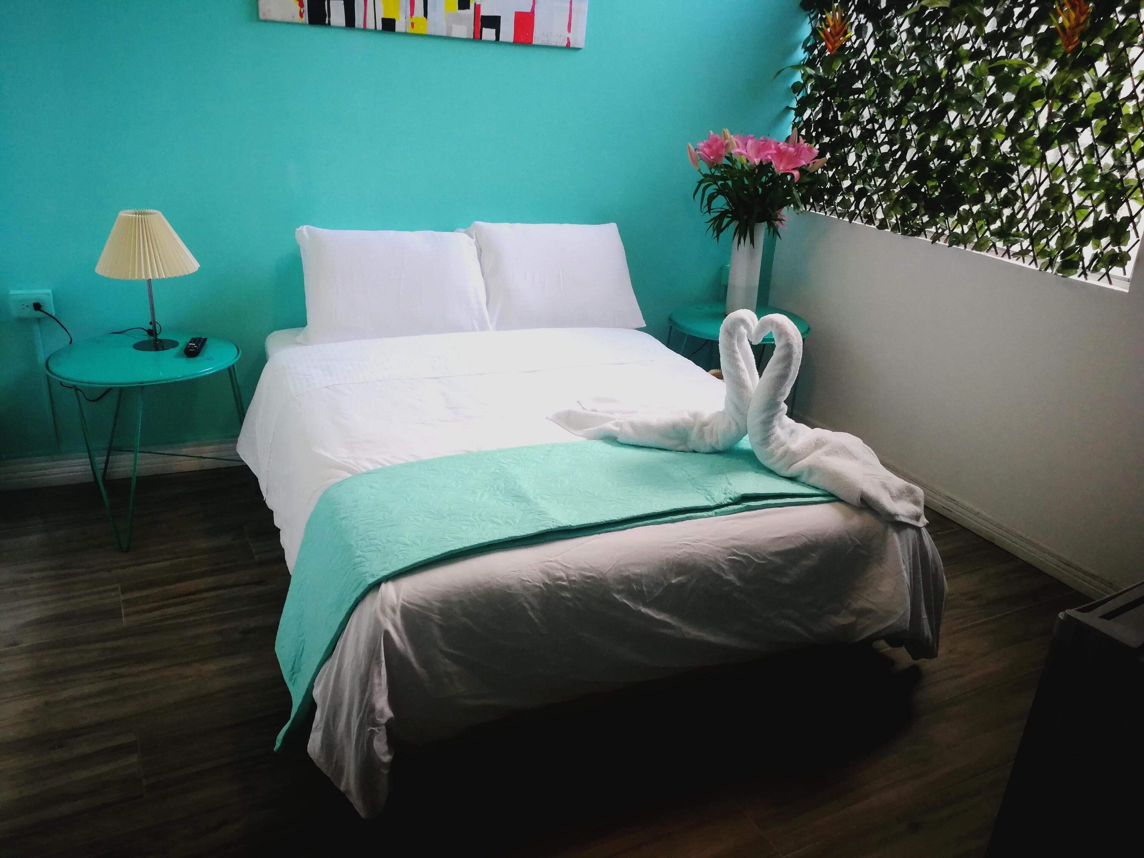 Kamar Double Comfort, 1 Tempat Tidur Queen | Seprai premium, brankas, didekorasi berbeda-beda, dan tirai kedap cahaya