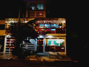 Façade de l’hébergement - soirée/nuit