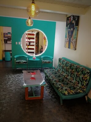 Living area - Nativus Art Hostel (San José)