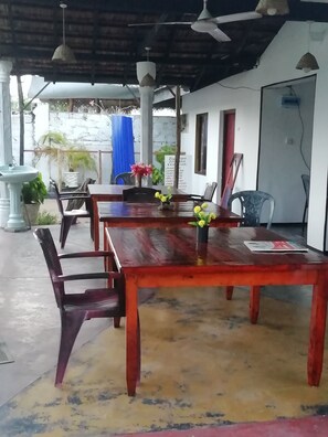 Standaard tweepersoonskamer, uitzicht op tuin | Dineren