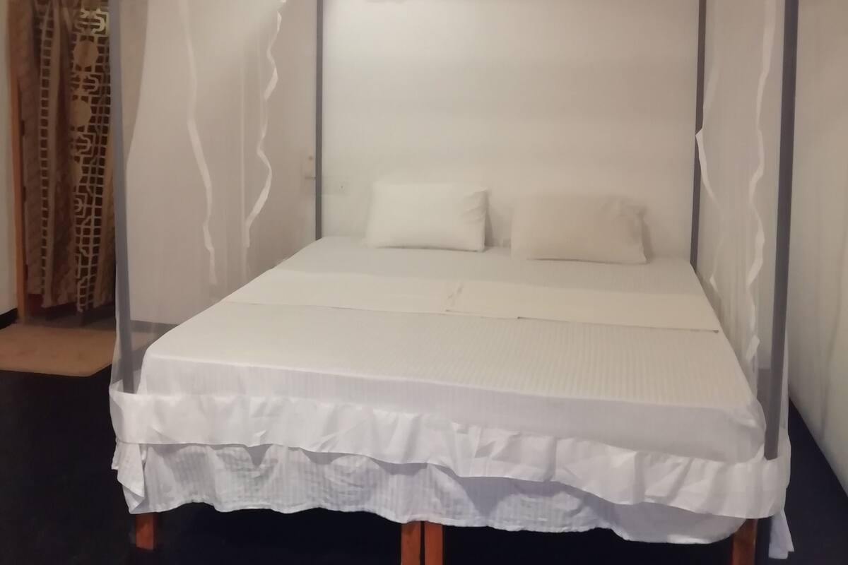 Zimmersafe, Schreibtisch, Verdunkelungsvorhänge, schallisolierte Zimmer