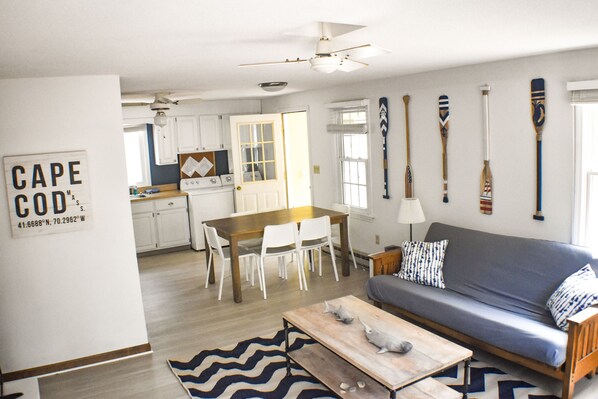 Smart TV, streaming services, video library