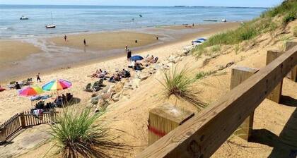 Experience Cape Cod Beaches: Charming 4-bedroom just a 10min stroll to the beach