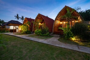 Deluxe-Bungalow (Hut Garden View) | Zimmersafe, kostenloses WLAN, Bettwäsche