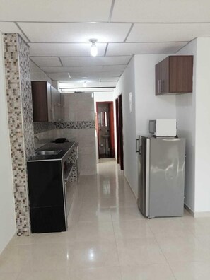 Full-sized fridge, microwave, coffee/tea maker, rice cooker - Apartamentos Nayibe (Cartagena)