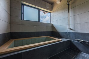Private House  | Bathroom | Separate tub and shower, free toiletries, bidet, towels - Wealthy Farmer's House (Akitakata)