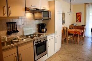 Kühlschrank, Mikrowelle, Ofen, Wasserkocher mit Kaffee-/Teezubehör