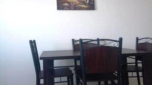 Un coin repas avec une table et des chaises en bois.