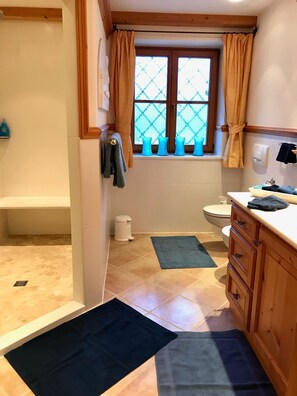 Suihku, hiustenkuivaaja, bidee, pyyhkeet