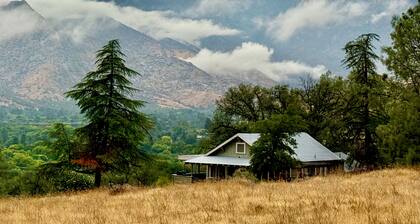 Secluded Yet Close! Meadow Oak Cabin, Kernville