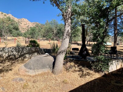 Secluded Yet Close! Meadow Oak Cabin, Kernville