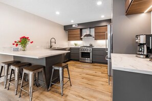 Fridge, microwave, oven, stovetop - LUXURY MOUNTAINSIDE TOWNHOME RETREAT NEXT TO SKI LIFT WITH A PRIVATE HOT TUB (Park City)