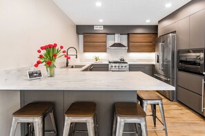 ثلاجة، ميكروويف، فرن، موقد طهي مسطح