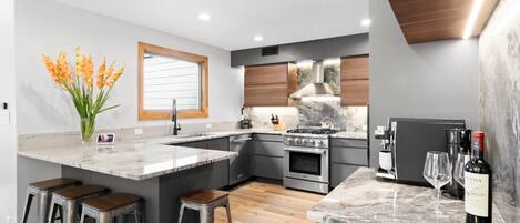 Réfrigérateur, micro-ondes, four, plaque de cuisson