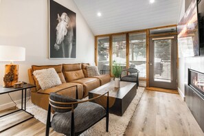 Smart TV, fireplace, DVD player, books - LUXURY MOUNTAINSIDE TOWNHOME RETREAT NEXT TO SKI LIFT WITH A PRIVATE HOT TUB (Park City)