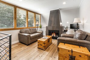 Smart TV, fireplace, DVD player, books - LUXURY MOUNTAINSIDE TOWNHOME RETREAT NEXT TO SKI LIFT WITH A PRIVATE HOT TUB (Park City)