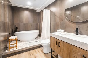 Combinazione doccia/vasca, asciugacapelli, asciugamani