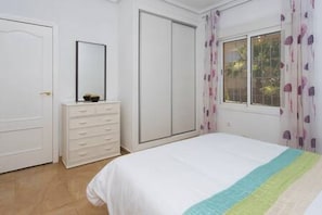 4 bedrooms, desk, iron/ironing board, WiFi