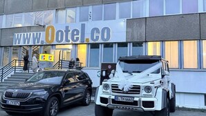Un edificio con un letrero que dice 'www.otel.co'.