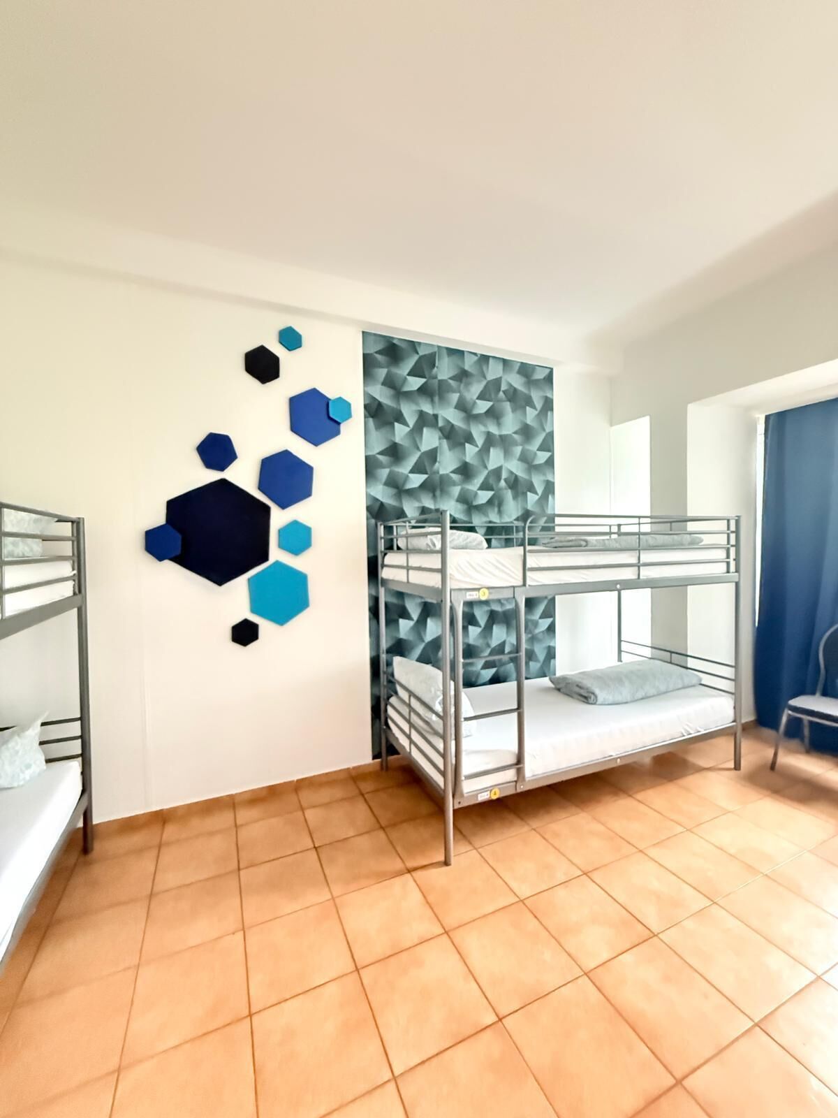 Dormitório compartilhado, somente para homens, para não fumantes, vista para o jardim (6 Beds) | Cortinas blackout, Wi-Fi de cortesia, roupa de cama