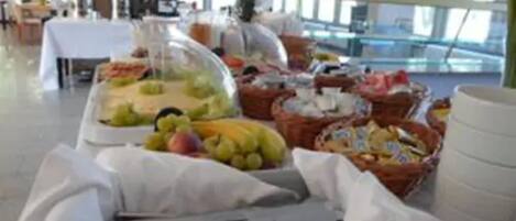 Petit déjeuner buffet servi tous les jours en supplément