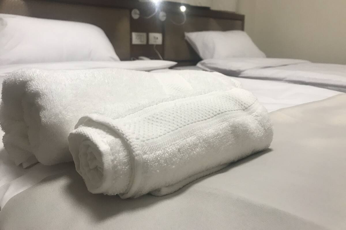 Minibar, safe på rommet, skrivebord og blendingsgardiner