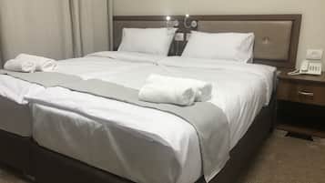 Een minibar, een kluis op de kamer, een bureau, verduisterende gordijnen