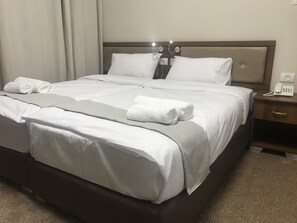 Minibar, in-room safe, desk, blackout drapes - Eli Guest House (Bayt Sahur)