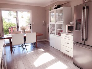 Comfort Suite, 1 Queen Bed | Desk, laptop workspace, blackout drapes, free WiFi - 24 diamond (Vancouver)