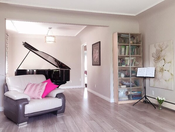 Comfort Suite, 1 Queen Bed | Living room - 24 diamond (Vancouver)