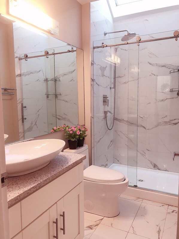 Suite Confort, 1 grand lit | Salle de bain | Pantoufles, serviettes fournies