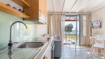 Appartement, 1 chambre, vue mer (Fyki) | Cuisine privée | Grand réfrigérateur, four, plaque de cuisson, lave-vaisselle