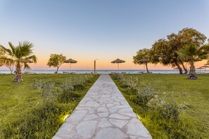 På stranden, solsenger og parasoller