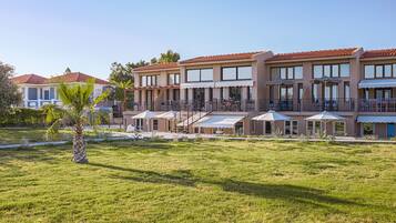 Sulla spiaggia, lettini da mare, ombrelloni