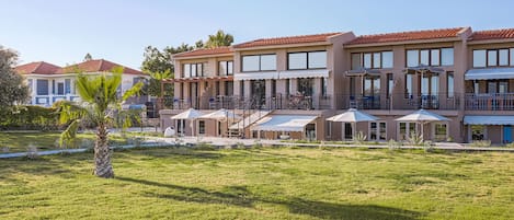 Ubicación a pie de playa, tumbonas y sombrillas