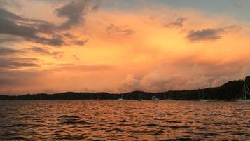 Ligstoelen aan het strand, strandlakens