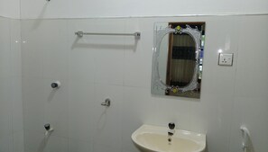 Deluxe Double Room, 1 Double Bed, Garden View | Bathroom | Shower, free toiletries, towels - Hangloose Arugambay (Arugam Bay)