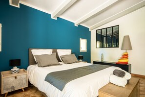 7 Schlafzimmer, Schreibtisch, Bügeleisen/Bügelbrett, Reisekinderbett