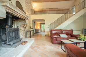 TV, fireplace - Mas d'Andran 7bed/6bath - Gîte Sud de la France- Meublé 4* pétanque/Piscine (Unknown)