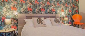 쿼드룸 (Pays d’Othe) | 각각 다른 스타일의 인테리어, 각각 다르게 가구 비치, 책상, 방음 설비