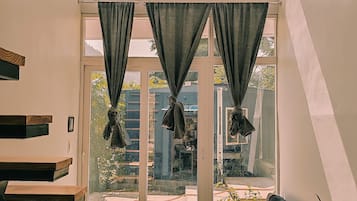 Superior Studio Suite | Desk, laptop workspace, blackout drapes, soundproofing