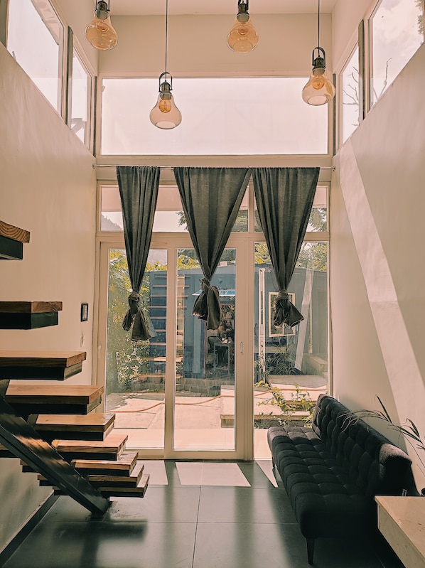 高級開放式套房 | 書桌、手提電腦工作空間、遮光窗簾/窗簾、隔音