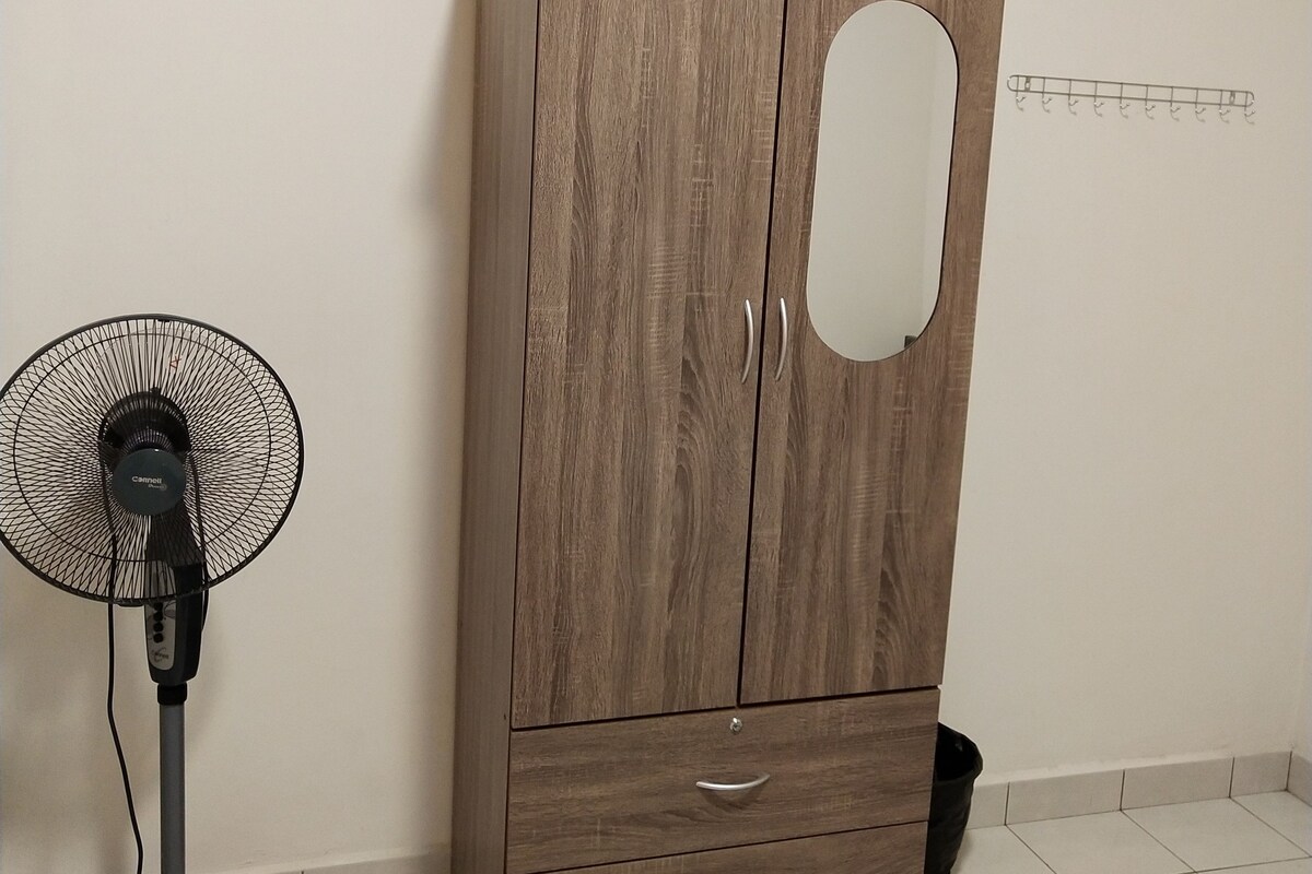 客房 (Bedroom 2) | 埃及棉床單、高級寢具、羽絨被、記憶床墊