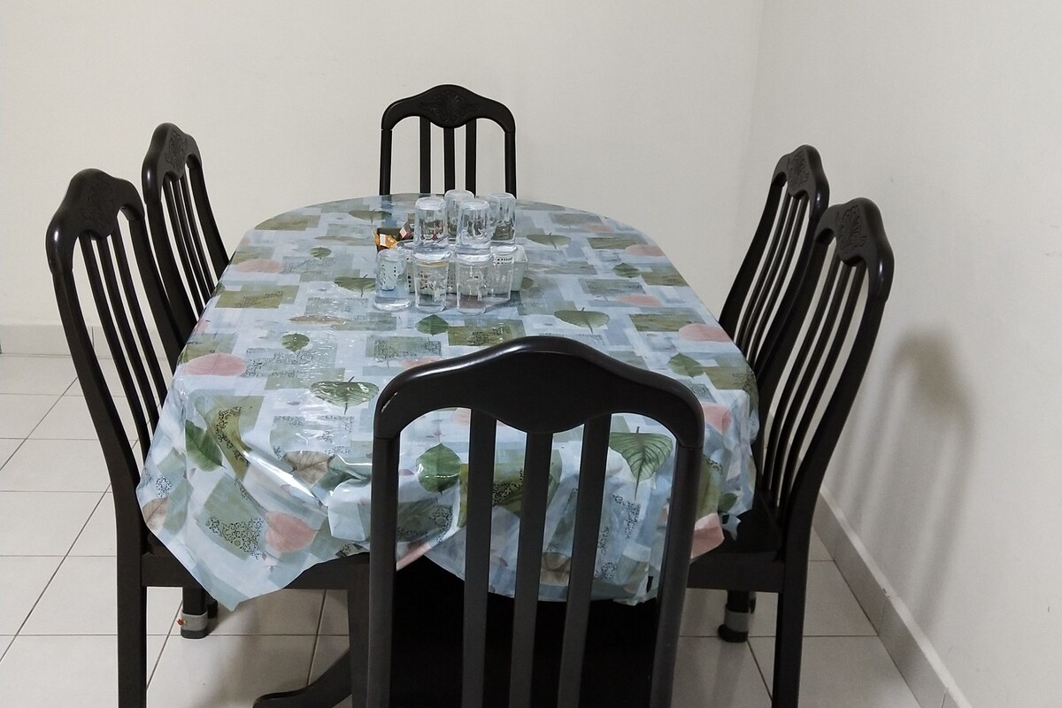 舒適獨棟房屋 | 房內用餐區