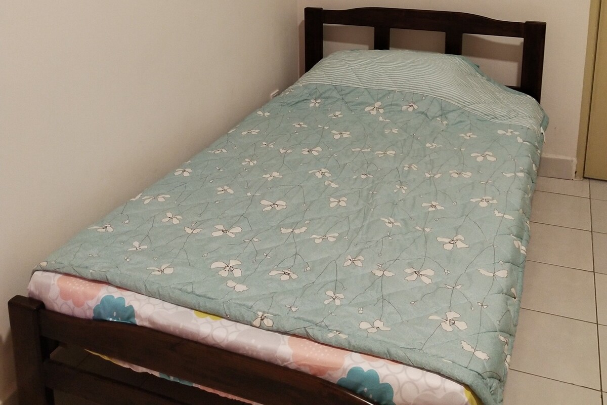 客房 (Bedroom 3) | 埃及棉床單、高級寢具、羽絨被、記憶床墊