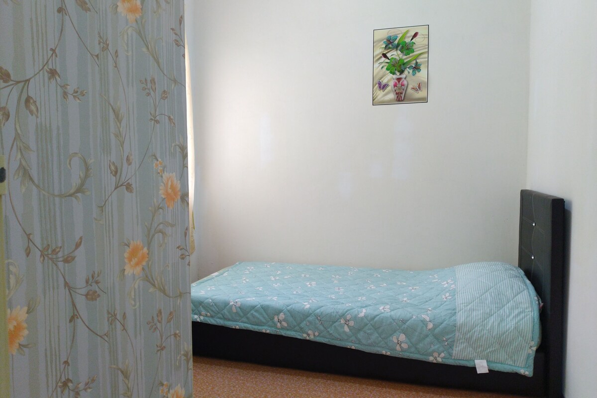客房 (Bedroom 4) | 埃及棉床單、高級寢具、羽絨被、記憶床  墊