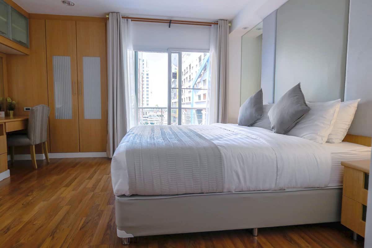 Un dormitorio con una cama, un escritorio y una silla.