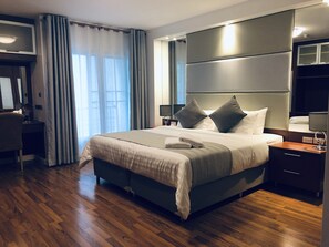 3 bedrooms, Egyptian cotton sheets, premium bedding, down comforters